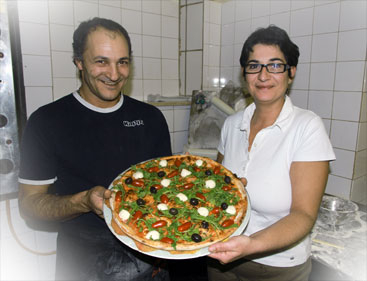 Pizza Eduardo - Eduardo und seine Frau mit Pizza